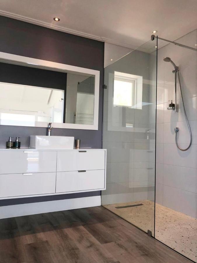 Camps Bay Loft With Stunning Mountain And Ocean Views Apartment Cape Town Bagian luar foto